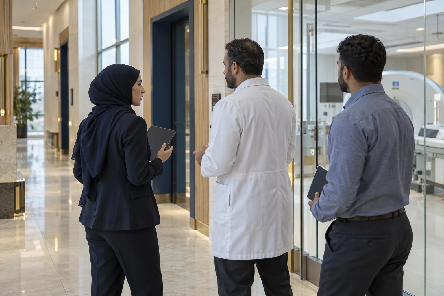 تصوّر توضيحي لفريق تشغيل يناقش جاهزية منشأة صحية